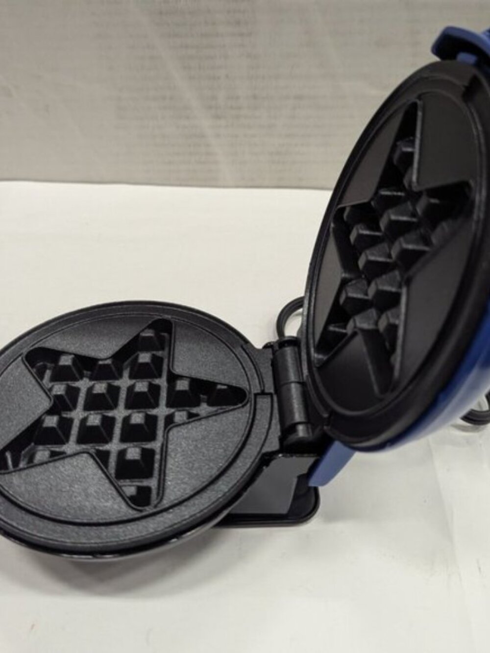 Dash Star Mini Waffle Maker in Navy Blue (NEW) - Picture 4 of 7